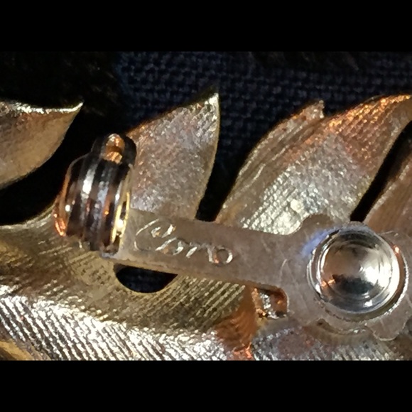 Vintage Coro Signed Gold Tone Brooch - Picture 4 of 5